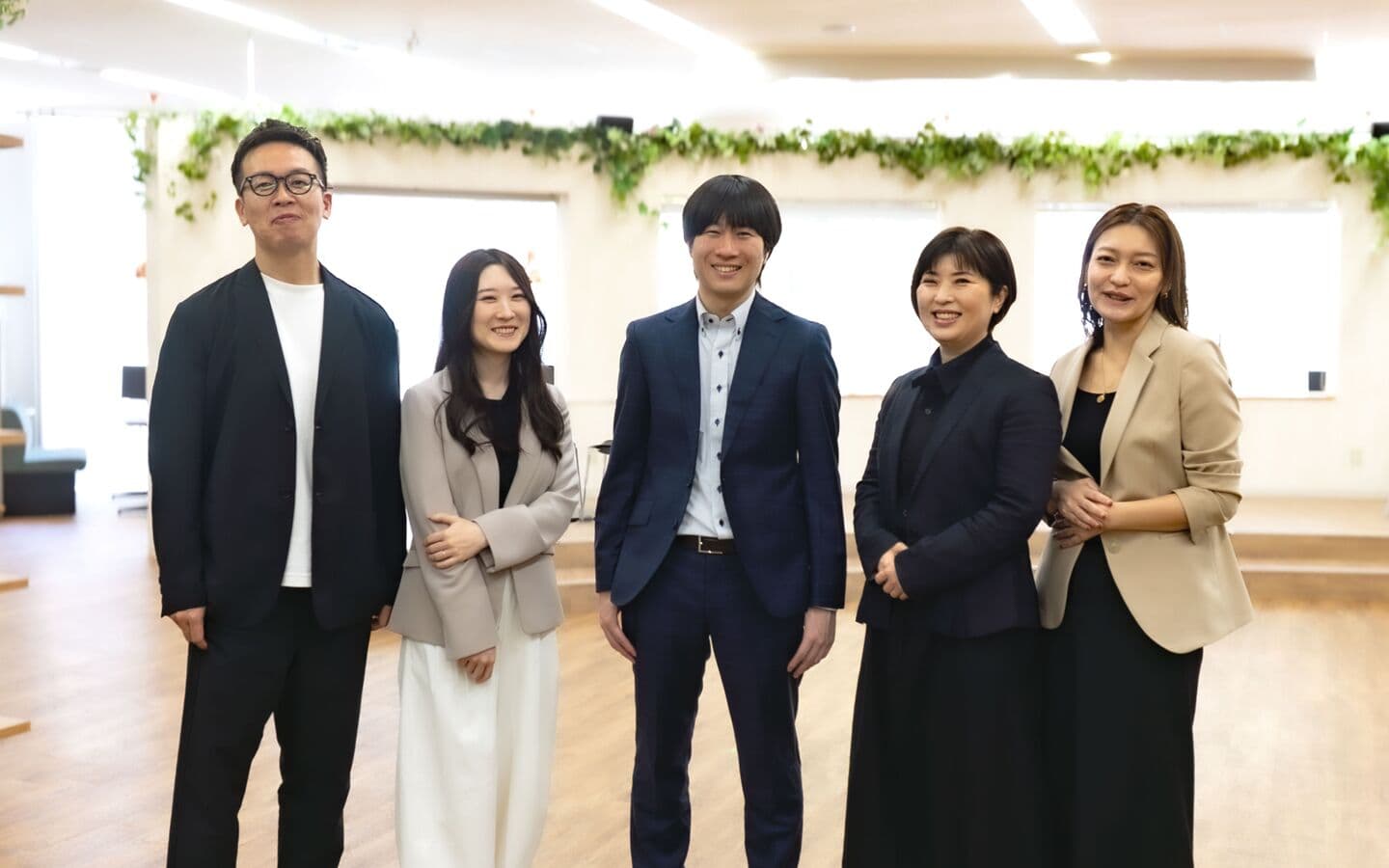 笑顔で迎える採用担当者たち